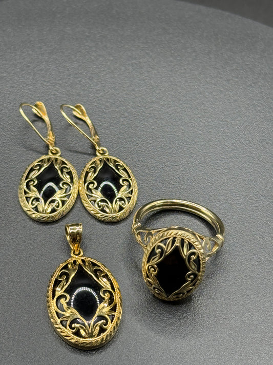 Onyx Scrollwork Ring Set in 14kt Yellow Gold