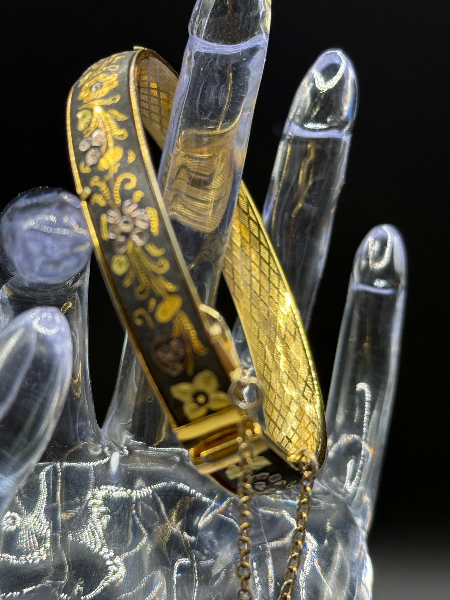 Vintage Gorgeous DAMASCENE Foliage Leaves Hinged Bracelet 2 3/8” Inside Diameter