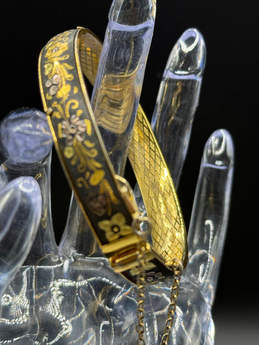 Vintage Gorgeous DAMASCENE Foliage Leaves Hinged Bracelet 2 3/8” Inside Diameter