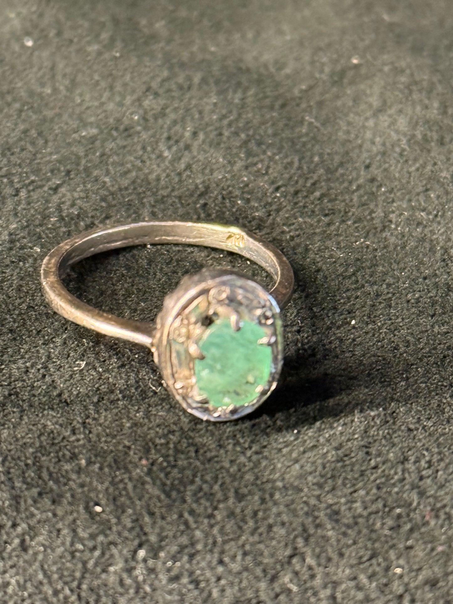 12k White Gold and Emerald Ring