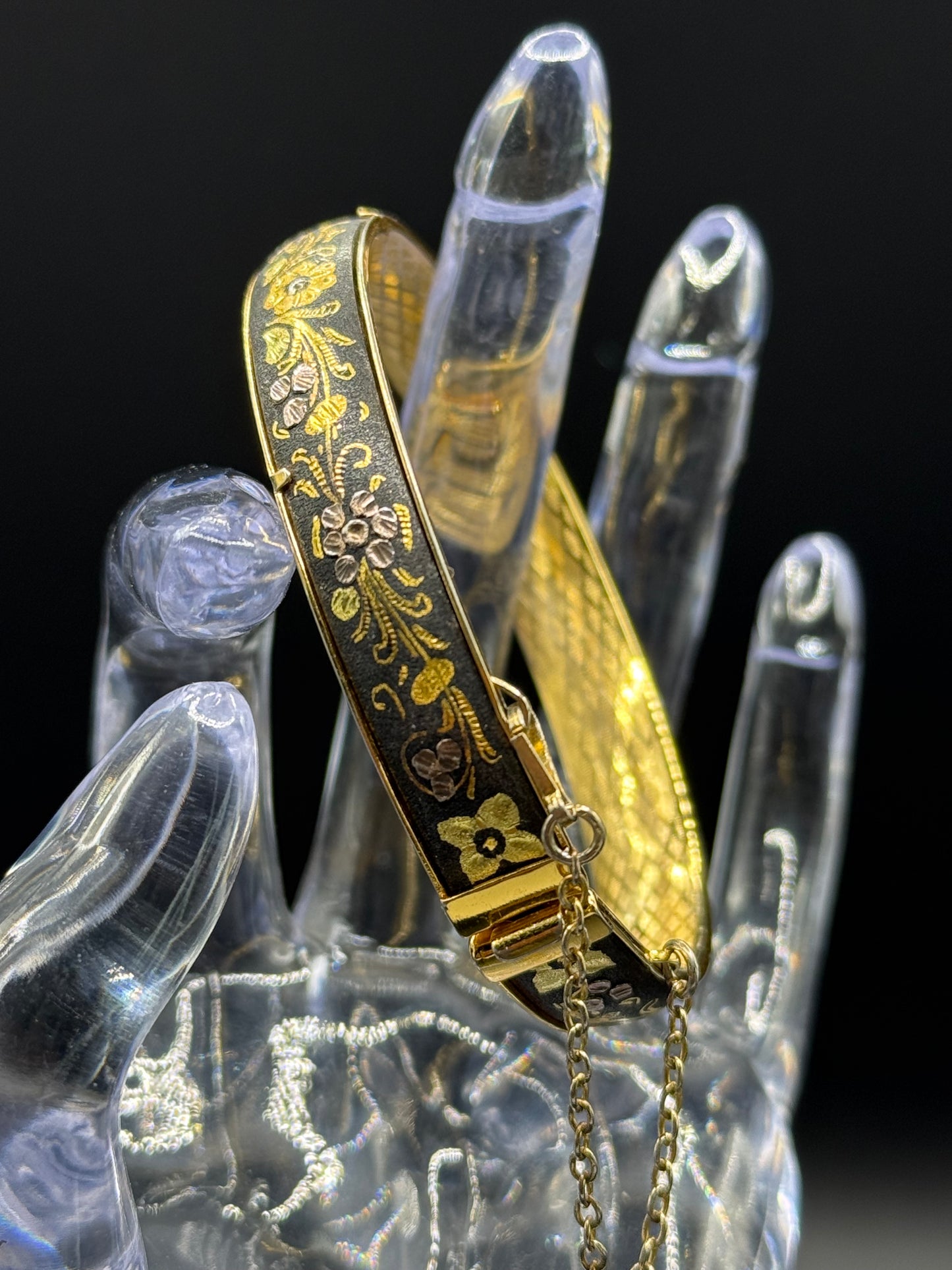 Vintage Gorgeous DAMASCENE Foliage Leaves Hinged Bracelet 2 3/8” Inside Diameter